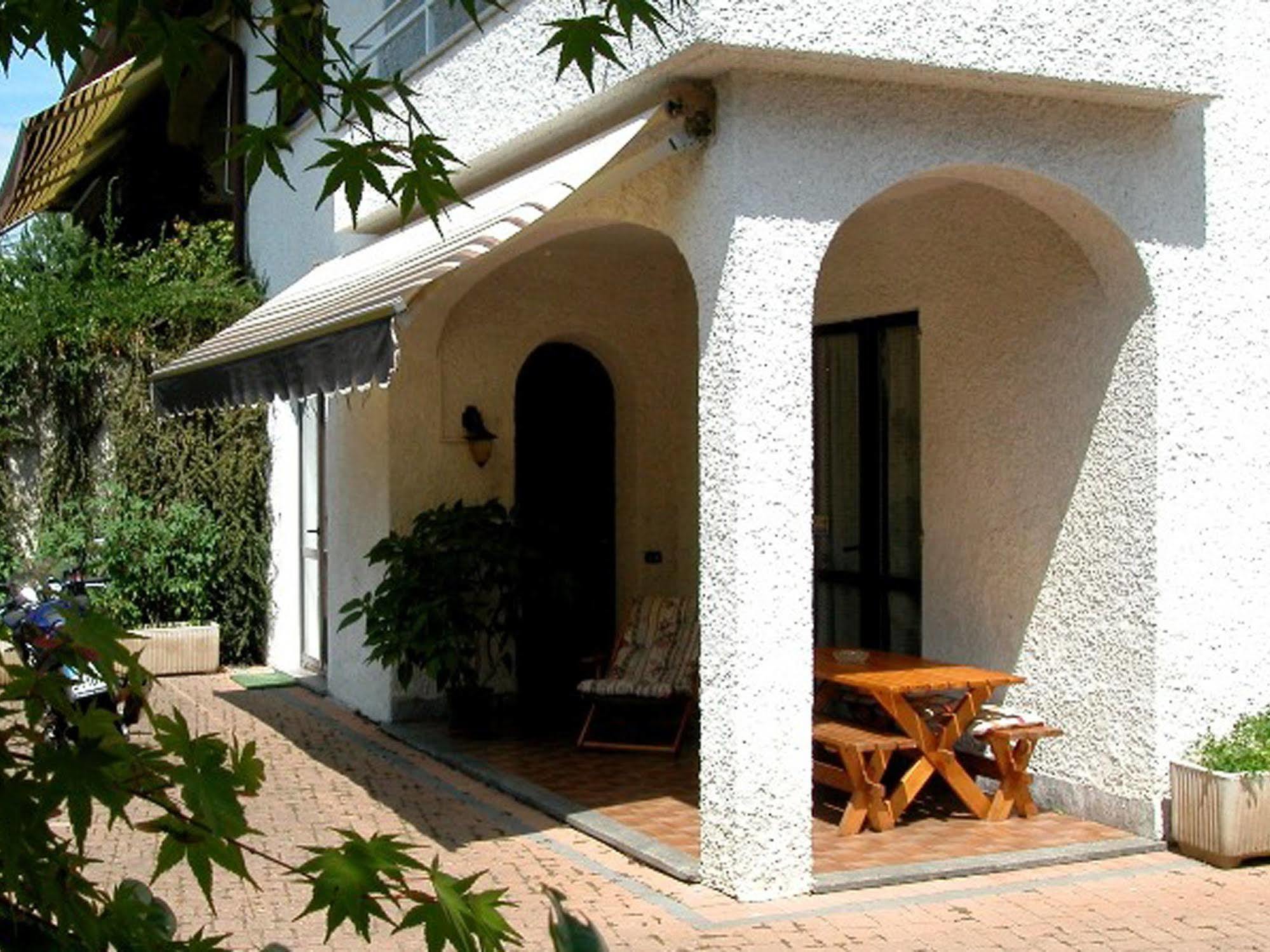B&B Villa Monterosa Con Piscina Castronno Luaran gambar